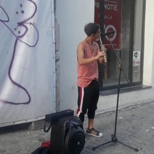 EXCLUSIV! Un tânăr muzician cântă pe străzi pentru frații lui mai mici. Opt suflete prinse în capcana sărăciei așteaptă o minune de Paște! FOTO