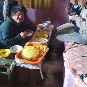 Un tânăr muzician cântă pe străzi pentru frații lui mai mici. Opt suflete prinse în capcana sărăciei așteaptă o minune de Paște