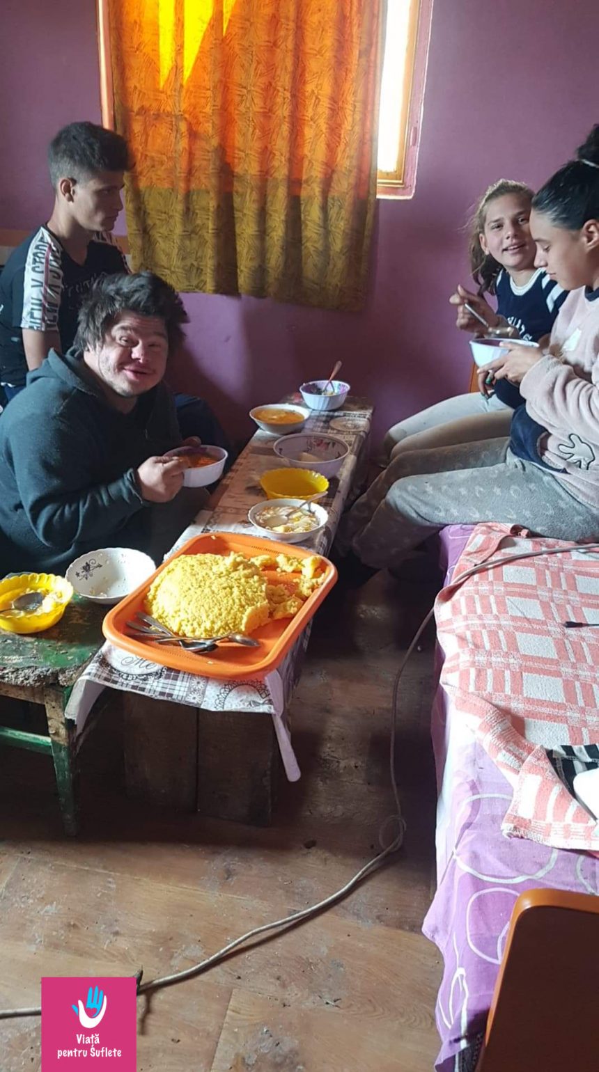 Un tânăr muzician cântă pe străzi pentru frații lui mai mici. Opt suflete prinse în capcana sărăciei așteaptă o minune de Paște Un tânăr muzician cântă pe străzi pentru frații lui mai mici. Opt suflete prinse în capcana sărăciei așteaptă o minune de Paște