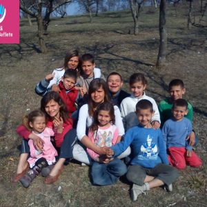 Un tânăr muzician cântă pe străzi pentru frații lui mai mici. Opt suflete prinse în capcana sărăciei așteaptă o minune de Paște.