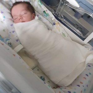 Din maternitate, de la Pitești, Rebeca-Andreea a ajuns cu elicopterul SMURD la ”Reanimare, la București. Bebelușul are nevoie se ajutorul semenilor