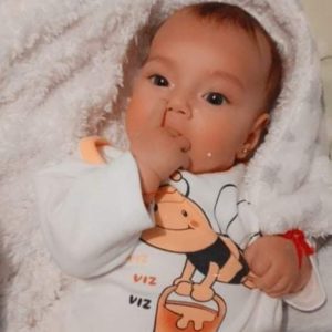 Rebeca-Andreea, ajutată de sute de oameni cu suflet. Bebelușul a trecut, cu ajutorul dumneavoastră, peste perioada critică și se simte bine