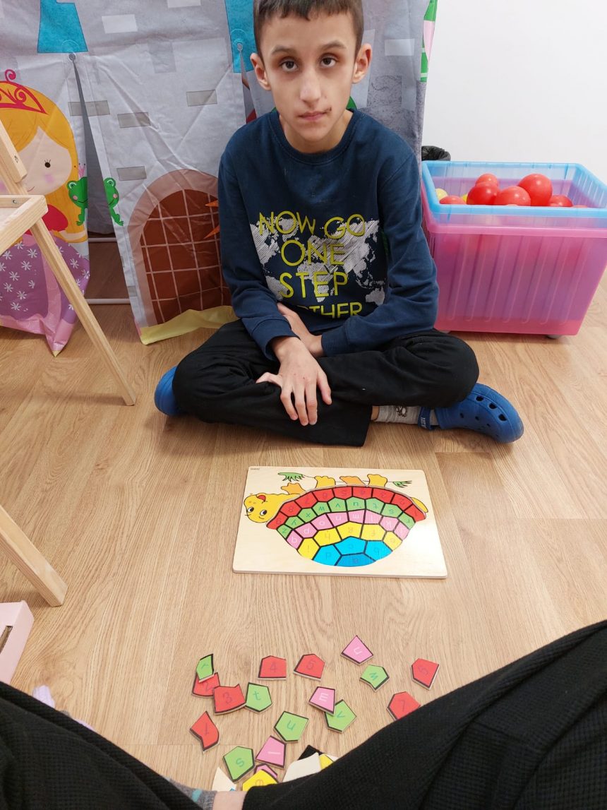Un transplant de celule stem îi poate schimba viața lui Darius. Băiatul care suferă de ADHD și autism are nevoie de 9.000 de euro pentru a fi tratat în Turcia