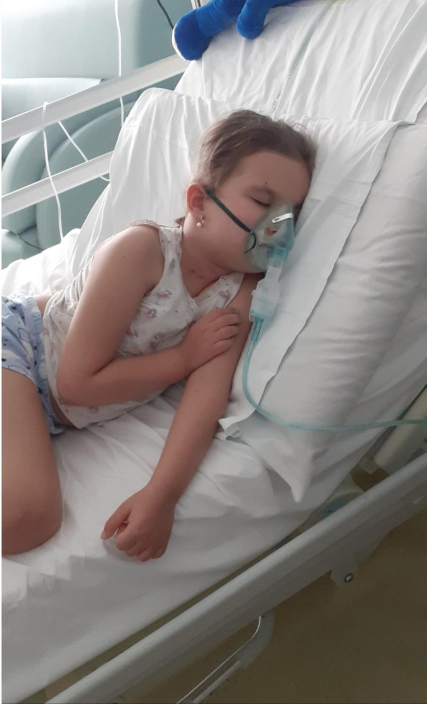 În lupta cu cancerul cerebral, Andreea are nevoie de 1.000 de euro lunar. Fetița de șase ani este internată în Italia și așteaptă transplantul salvator de celule stem