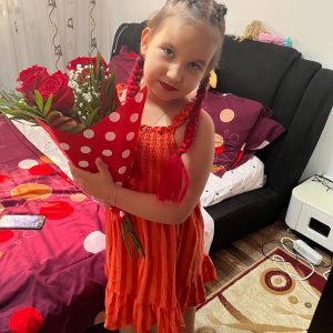 Andreea are nevoie de 3.500 de lei lunar pentru terapii de recuperare.