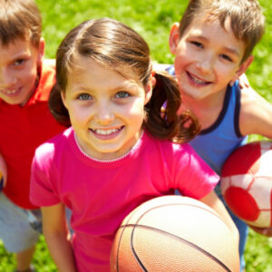 STUDIU: Activitatea fizică poate preveni surmenajul școlar. 3 tipuri de mișcare potrivite elevilor